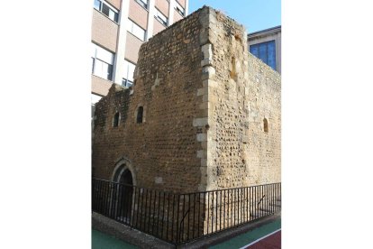 Restos del Torreón de Doña Berenguela (en el patio del colegio de las Teresianas), vestigio del un palacio imperial de los Reyes de León. A la izquierda, el autor del libro, Miguel Ángel Mendoza. RAMIRO