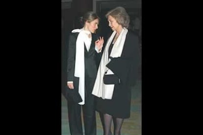 Letizia eligió un esmoquin negro (en tendencia) y una blusa con gran lazada al cuello para asistir al Teatro Real con su futura suegra.