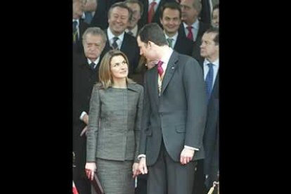 En los gestos y en el vestir cada vez se ha vuelto más contenida.