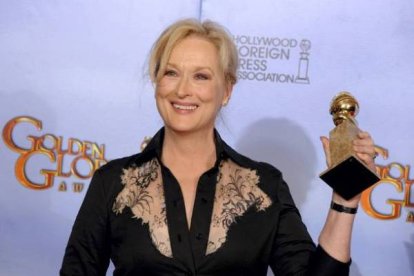 Meryl Streep posa con su premio a la Mejor Actriz dramática por su papel en 'La dama de hierro'. Foto: PAUL BUCK | EFE