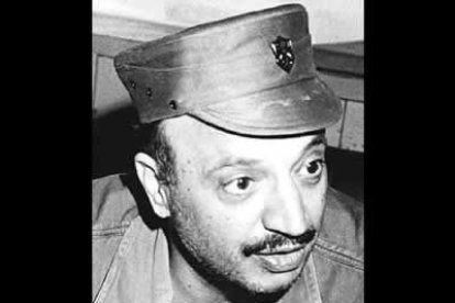 En 1974, pronunció ante la Asamblea General de la ONU su célebre frase: «Traigo en una mano la rama verde del olivo, y en la otra, un fusil, no permitáis que deje caer la rama de olivo». Un año después, la ONU reconocía la OLP.