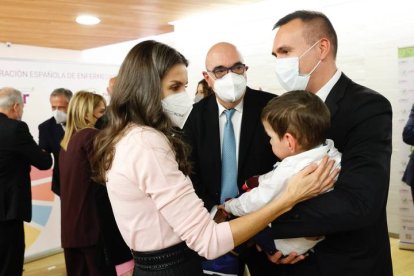 La reina Letizia con Marco, con su padre y el vicepresidente de Feder, De la Riva, en León. CASA REAL