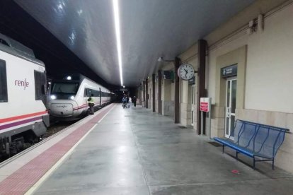 El mismo tren, al fondo, a su llegada el jueves a la capital berciana. DL