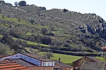 Son 14 las localidades
que integran el municipio
de La Ercina. Todas
ellas cuentan con joyas
naturales y patrimoniales
que bien merecen una
visita. Su fiesta más
concurrida es la de la
Virgen de los Remedios
cada 22 de agosto.
RAMIRO