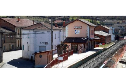 Son 14 las localidades
que integran el municipio
de La Ercina. Todas
ellas cuentan con joyas
naturales y patrimoniales
que bien merecen una
visita. Su fiesta más
concurrida es la de la
Virgen de los Remedios
cada 22 de agosto.
RAMIRO
