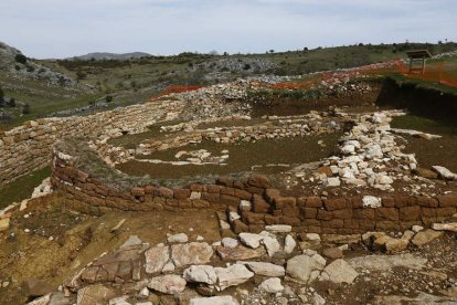 Son 14 las localidades
que integran el municipio
de La Ercina. Todas
ellas cuentan con joyas
naturales y patrimoniales
que bien merecen una
visita. Su fiesta más
concurrida es la de la
Virgen de los Remedios
cada 22 de agosto.
RAMIRO