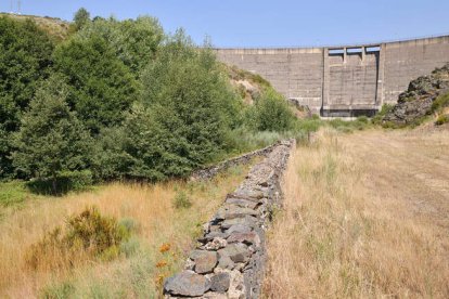 El embalse de Villagatón presenta una imagen desoladora, sin prácticamente agua. DANIEL PISABARRO