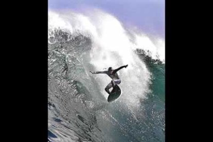 El fotógrafo sudafricano también retrató lucha de un surfista californiano sobre una ola en la costa de Ciudad del Cabo