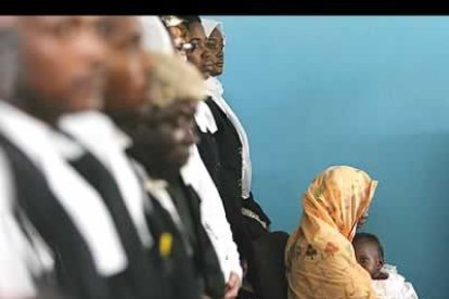 Juicio a Amina Lawall. La nigeriana aguarda escuchar la sentencia de muerte por adulterio con su pequeño en brazos.