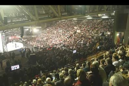 A pesar de la intensa nevada caía ayer en León _que impidió que muchos simpatizantes acudieran al mitin-, el Palacio de los Deportes de León, estaba repleto.