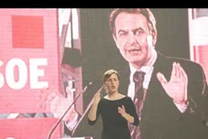 La intervención de Zapatero contó con una intérprete para personas con problemas de audición.
