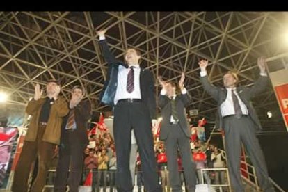 Foto completa de la familia socialista sobre el escenario.