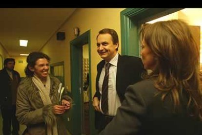 Rodríguez Zapatero saluda a los responsables de los medios de comunicación leoneses antes del mitin.