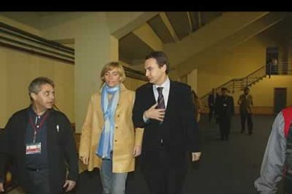 Momento en el que el líder de los socialistas hace su entrada en el pabellón, del brazo de su mujer.