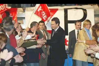 La gente se volcó con el líder.