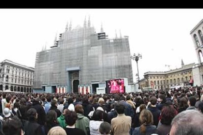 Los fieles pudieron seguir la retransmisión por medio de una pantalla gigante.