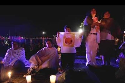 Los mexicanos quisieron poner velas en honor a Juan Pablo II mientras veían la ceremonia.