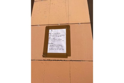 El cartel retirado de Ponferrada. DL