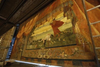 El telón del Teatro Villafranquino es de principios del siglo XX y está firmado por el escenógrafo valenciano José Martínez Gari, que trabajó para el Teatro Real de Madrid. Representa la leyenda de Eurídice y Orfeo. L. DE LA MATA
