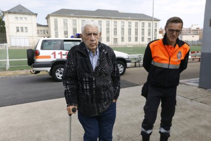 Protección Civil ayuda a Ángel Gutiérrez a desplazarse dsde su casa a la mesa electoral. FERNANDO OTERO PERANDONES