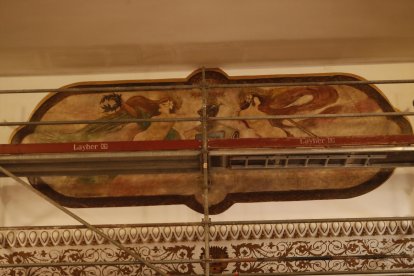 La decoración del Teatro Villafranquino fue obra en 1905 de Demetrio Monteserín y el pintor Primitivo Álvarez Armesto. L. DE LA MATA