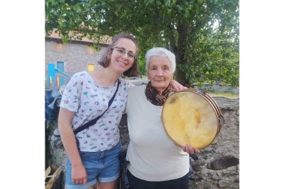 Raquel Fernández, trabajo a pie de río, con vecinas y alumnos, e instrumentos de la zona. DL