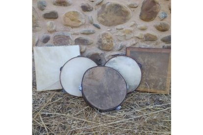 Raquel Fernández, trabajo a pie de río, con vecinas y alumnos, e instrumentos de la zona. DL