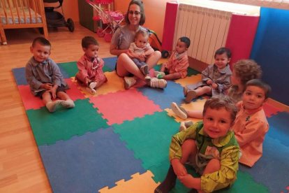 Raquel Fernández, trabajo a pie de río, con vecinas y alumnos, e instrumentos de la zona. DL