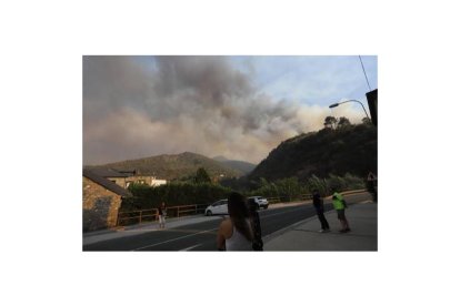 Los evacuados miran el avance del fuego. ANA. F. BARREDO