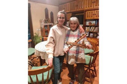 Raquel Fernández, trabajo a pie de río, con vecinas y alumnos, e instrumentos de la zona. DL