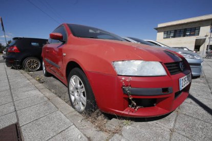 Los turismos, furgonetas y hasta una grúa vieja que se acumulan en el aparcamiento del Ayuntamiento de San Andrés del Rabanedo desde el año pasado tras ser retirados por la Policía Local por estar abandonados, accidente o embargo tienen la calificación de residuo sólido urbano. El año pasado la grúa retiró 158 vehículos por los que ingresó 9.659 euros, el doble que en 2021, lo que significa que muchos de ellos no fueron reclamados por sus dueños. Entre ellos, cuatro por abandono (cuando se supera el plazo de un mes), siete precintados y parte de la treintena que carecía de seguro y quedaron en depósito. RAMIRO