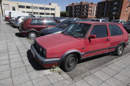 Los turismos, furgonetas y hasta una grúa vieja que se acumulan en el aparcamiento del Ayuntamiento de San Andrés del Rabanedo desde el año pasado tras ser retirados por la Policía Local por estar abandonados, accidente o embargo tienen la calificación de residuo sólido urbano. El año pasado la grúa retiró 158 vehículos por los que ingresó 9.659 euros, el doble que en 2021, lo que significa que muchos de ellos no fueron reclamados por sus dueños. Entre ellos, cuatro por abandono (cuando se supera el plazo de un mes), siete precintados y parte de la treintena que carecía de seguro y quedaron en depósito. RAMIRO