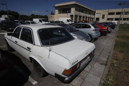 Los turismos, furgonetas y hasta una grúa vieja que se acumulan en el aparcamiento del Ayuntamiento de San Andrés del Rabanedo desde el año pasado tras ser retirados por la Policía Local por estar abandonados, accidente o embargo tienen la calificación de residuo sólido urbano. El año pasado la grúa retiró 158 vehículos por los que ingresó 9.659 euros, el doble que en 2021, lo que significa que muchos de ellos no fueron reclamados por sus dueños. Entre ellos, cuatro por abandono (cuando se supera el plazo de un mes), siete precintados y parte de la treintena que carecía de seguro y quedaron en depósito. RAMIRO