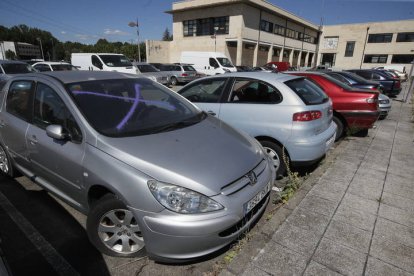 Los turismos, furgonetas y hasta una grúa vieja que se acumulan en el aparcamiento del Ayuntamiento de San Andrés del Rabanedo desde el año pasado tras ser retirados por la Policía Local por estar abandonados, accidente o embargo tienen la calificación de residuo sólido urbano. El año pasado la grúa retiró 158 vehículos por los que ingresó 9.659 euros, el doble que en 2021, lo que significa que muchos de ellos no fueron reclamados por sus dueños. Entre ellos, cuatro por abandono (cuando se supera el plazo de un mes), siete precintados y parte de la treintena que carecía de seguro y quedaron en depósito. RAMIRO
