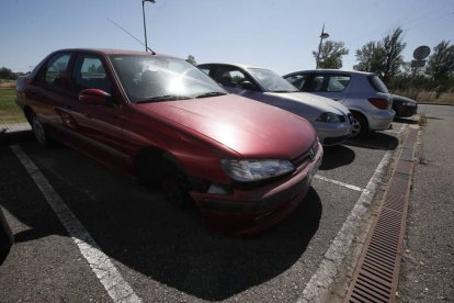 Los turismos, furgonetas y hasta una grúa vieja que se acumulan en el aparcamiento del Ayuntamiento de San Andrés del Rabanedo desde el año pasado tras ser retirados por la Policía Local por estar abandonados, accidente o embargo tienen la calificación de residuo sólido urbano. El año pasado la grúa retiró 158 vehículos por los que ingresó 9.659 euros, el doble que en 2021, lo que significa que muchos de ellos no fueron reclamados por sus dueños. Entre ellos, cuatro por abandono (cuando se supera el plazo de un mes), siete precintados y parte de la treintena que carecía de seguro y quedaron en depósito. RAMIRO