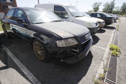 Los turismos, furgonetas y hasta una grúa vieja que se acumulan en el aparcamiento del Ayuntamiento de San Andrés del Rabanedo desde el año pasado tras ser retirados por la Policía Local por estar abandonados, accidente o embargo tienen la calificación de residuo sólido urbano. El año pasado la grúa retiró 158 vehículos por los que ingresó 9.659 euros, el doble que en 2021, lo que significa que muchos de ellos no fueron reclamados por sus dueños. Entre ellos, cuatro por abandono (cuando se supera el plazo de un mes), siete precintados y parte de la treintena que carecía de seguro y quedaron en depósito. RAMIRO