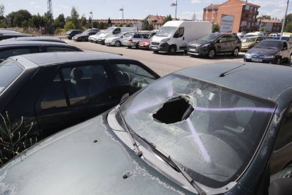 Los turismos, furgonetas y hasta una grúa vieja que se acumulan en el aparcamiento del Ayuntamiento de San Andrés del Rabanedo desde el año pasado tras ser retirados por la Policía Local por estar abandonados, accidente o embargo tienen la calificación de residuo sólido urbano. El año pasado la grúa retiró 158 vehículos por los que ingresó 9.659 euros, el doble que en 2021, lo que significa que muchos de ellos no fueron reclamados por sus dueños. Entre ellos, cuatro por abandono (cuando se supera el plazo de un mes), siete precintados y parte de la treintena que carecía de seguro y quedaron en depósito. RAMIRO