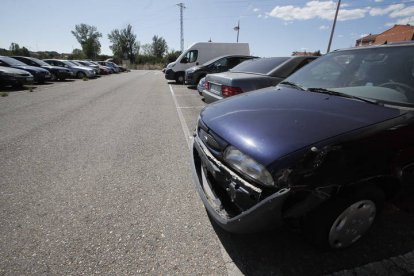Los turismos, furgonetas y hasta una grúa vieja que se acumulan en el aparcamiento del Ayuntamiento de San Andrés del Rabanedo desde el año pasado tras ser retirados por la Policía Local por estar abandonados, accidente o embargo tienen la calificación de residuo sólido urbano. El año pasado la grúa retiró 158 vehículos por los que ingresó 9.659 euros, el doble que en 2021, lo que significa que muchos de ellos no fueron reclamados por sus dueños. Entre ellos, cuatro por abandono (cuando se supera el plazo de un mes), siete precintados y parte de la treintena que carecía de seguro y quedaron en depósito. RAMIRO