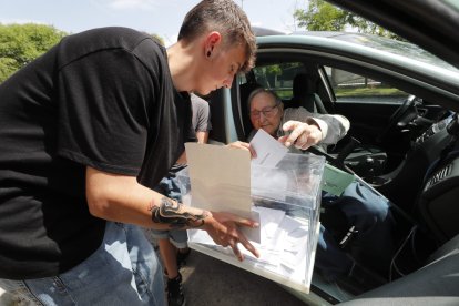 Un vocal de la Junta Vecina de Fuentesnuevas acerca la urna hasta el coche. DL