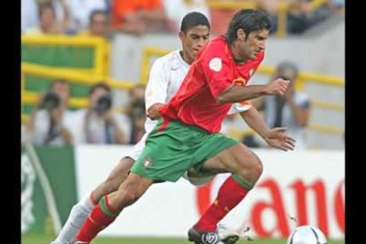Como en sus mejores tiempos, Figo desbordó, tiró a puerta y lideró a su equipo. No quiere dejar pasar su gran oportunidad.