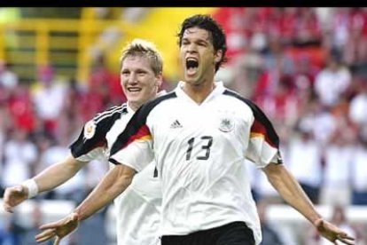 <b>Ballack</b> marcó un golazo y fue uno de los pocos que quiso jugar al fútbol. Un lujo para esta selección de terminators.