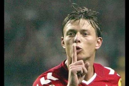 <b>Tomasson</b> firmó dos goles que valieron el empate ante la selección sueca. Quedará para el recuerdo la sospecha de si hubo «tongo».