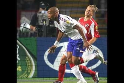 Y Tití despertó. <b>Henry</b> se desinhibío en la Eurocopa y dió a su selección dos goles decisivos que la colocan en el primer puesto del grupo B.