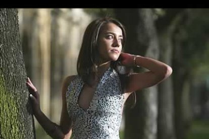 Silvia es morena y tiene unos grandes ojos color miel que le aportan gran dulzura a su rostro
