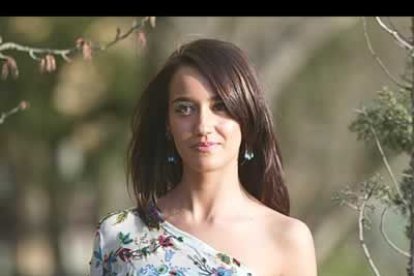 Miss León luce en esta imagen un bonito vestido estampado con un escote asimétrico