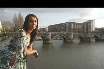 Silvia posa con un diseño del leonés Santi García en el paseo de la Condesa de la capital leonesa