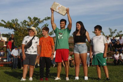Adrián Rodríguez recibe el queso a la ‘Mejor Caída’. FERNANDO OTERO