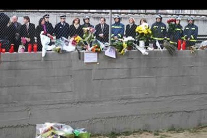 Muchos ramos de flores jalonan los aledaños de las vías del tren en Madrid, saludando los trenes que pasaron hoy a la misma hora, 365 días después.