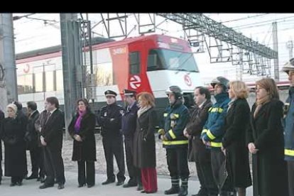 El paso de los trenes que a esta hora hace un año explotaron en Madrid fue el momento para guardar silencio.