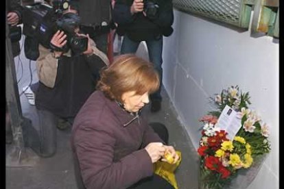 Una mujer deja un ramo de flores en la estación del El Pozo, uno de los escenarios de la tragedia.